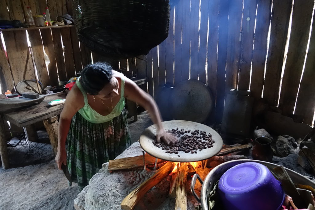 apprendre la confection du chocolat dans une famille au Guatemala