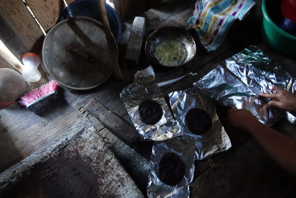 apprendre le processus de fabrication du chocolat dans une famille au Guatemala