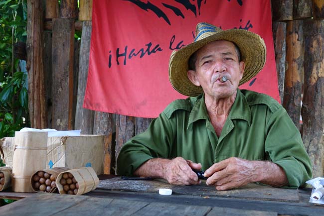 Voyager à Cuba et boire du rhum en fumant un cigare